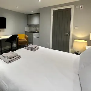 Modern Luxury Private Detached 1 Double Bedroom - Super Fast Wifi Apartment